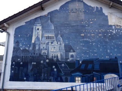 Une fresque sur la façade latérale d'une maison, entre Neu… 