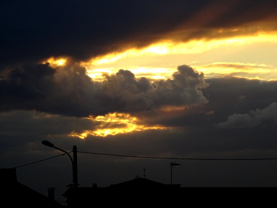 Effet de lumière du soleil couchant dans les nuages 