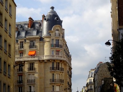 Bel immeuble à l'angle du square Jean-Paul Laurens et de l… 