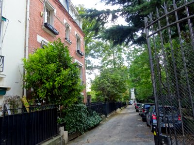 Square du Docteur Blanche, voie privée avec des arbres et … 
