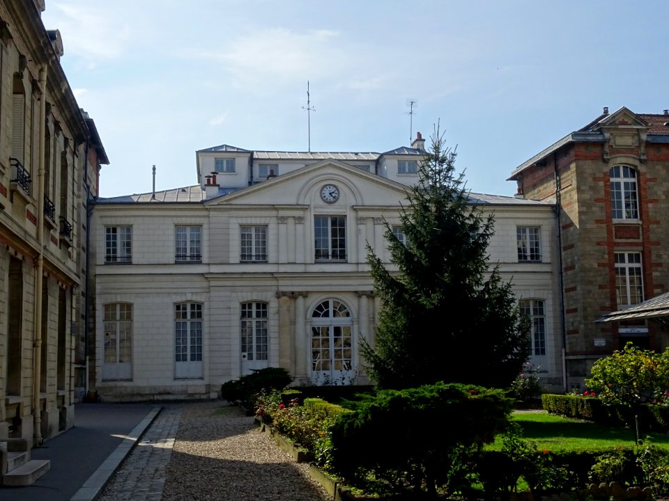 Ancien château Ternaux et cour intérieure du lycée Jean-Ba… 
