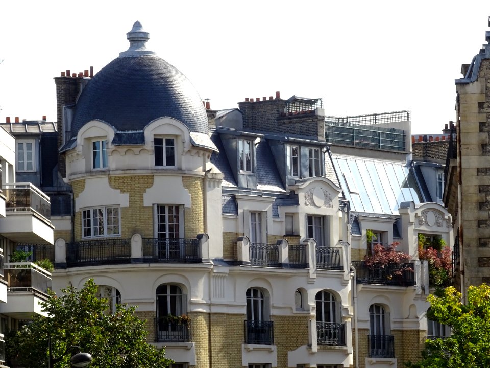 Immeuble à l'angle rue de la Source et rue de la Mission M… 