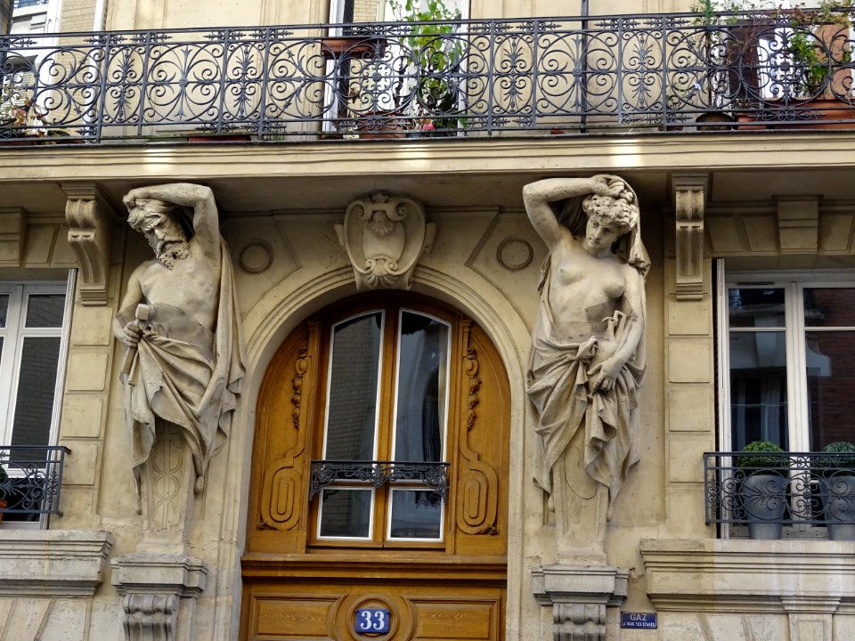 Porte d'immeuble et statues, immeuble, 33 rue Leconte de L… 