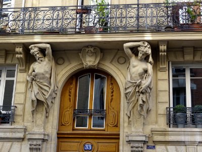 Porte d'immeuble et statues, immeuble, 33 rue Leconte de L… 