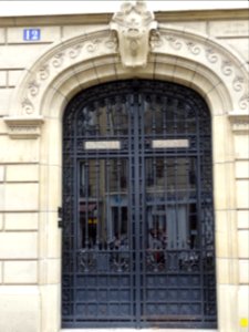 Porte d'un immeuble au 12 rue de la Pompe, 16e arr., Paris… 