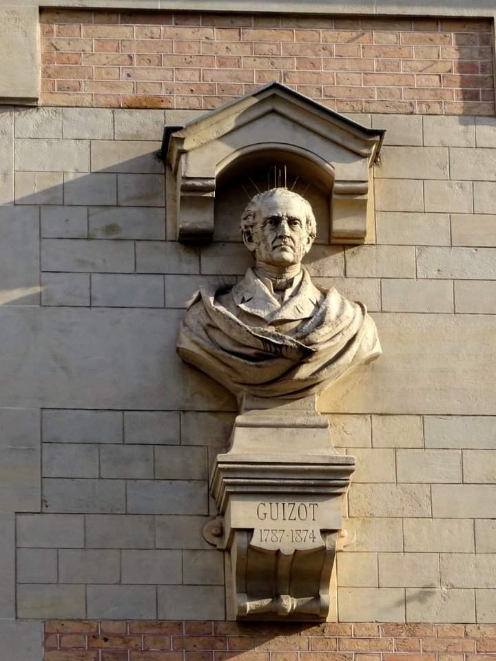Buste de Guizot 1787-1874 sur la façade du lycée Janson de… 