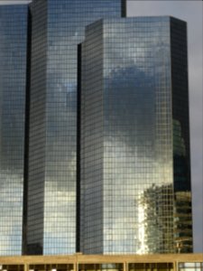 Reflets sur les tours Total 