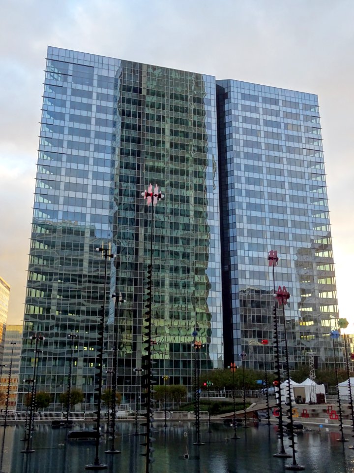 Bassin de takis et reflets dans la tour RTE Nexity 