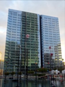 Bassin de takis et reflets dans la tour RTE Nexity 
