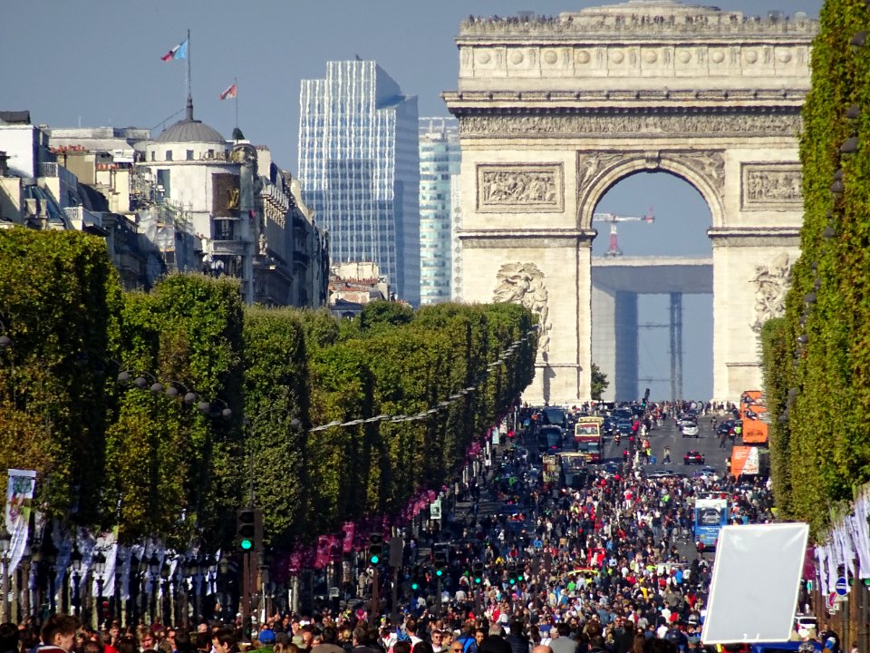 Les Champs-Elysées, l'Arc de Triomphe et la Grande Arche 