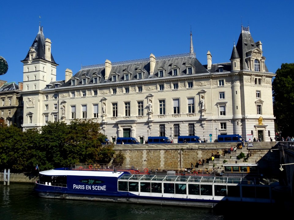 Quai des Orfèvres, tour pointue du Tribunal Correctionnel,… 