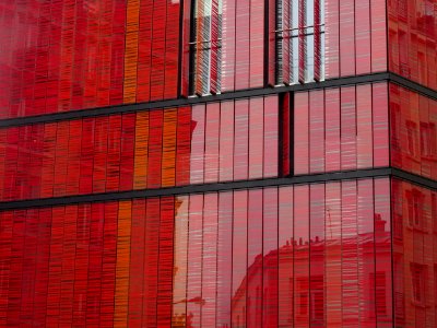 Un bel immeuble rouge, orange et jaune de la rue Armand Mo… 