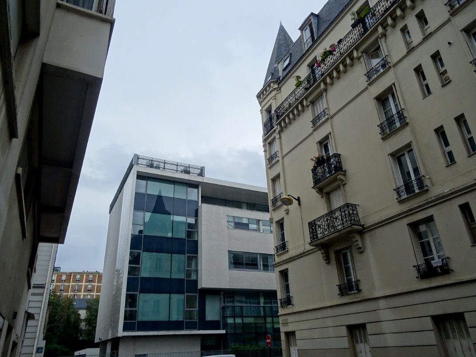 Réflexions dans l'immeuble moderne, à l'angle de la villa … 