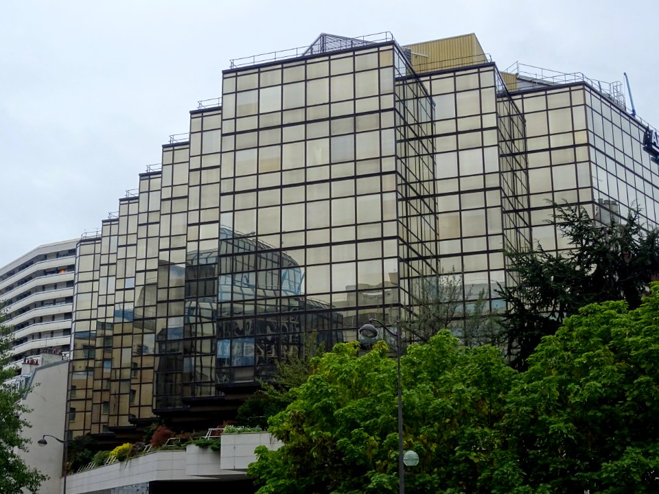 Encore des réflexions, arbres, verre et matières 