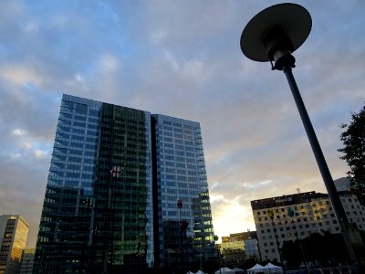 Tour RTE Nexity, reflets et lampadaire 
