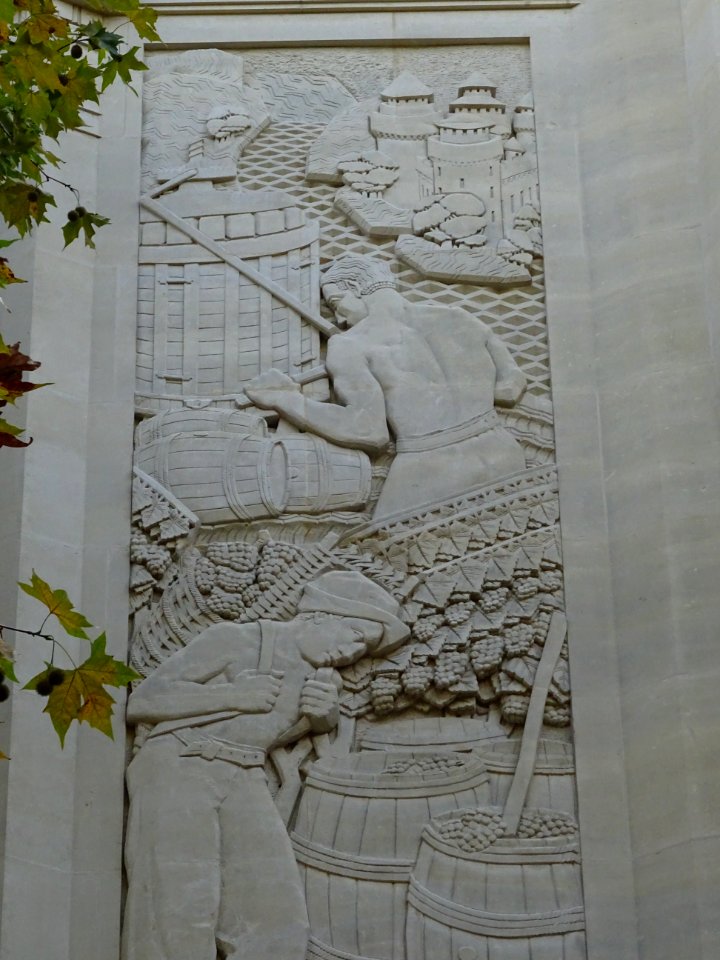 Bas-relief de la façade, N°1 rue Molitor, 16e arr., Paris 