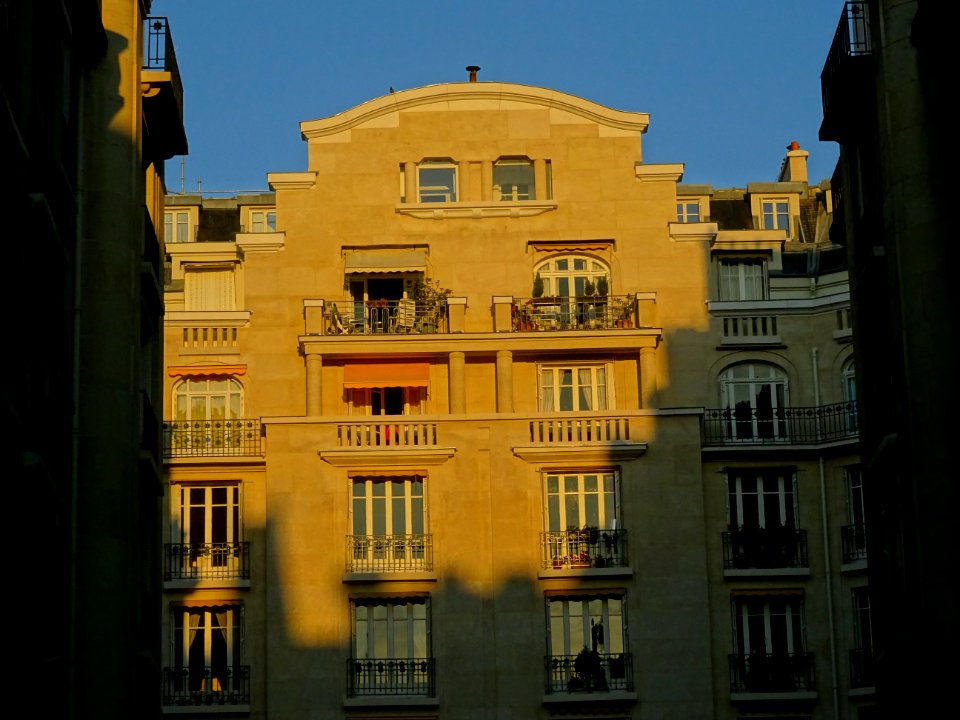 Un bel immeuble dans la lumière du soir 