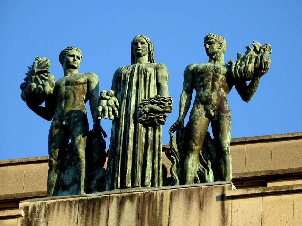 Statues au sommet du Palais de Chaillot, pavillon Ouest qu… 