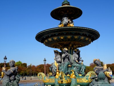 Fontaine de Jacques Hittorff sur la place de la Concorde, … photo