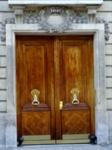 Une belle porte, rue de Constantine, 7ème arr., Paris 
