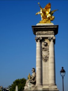 Au sommet de la colonne La Renommée au Combat, par Pierr… 