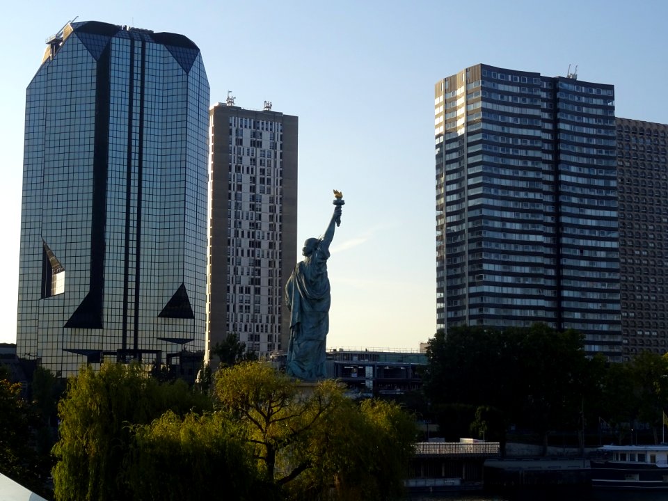 Statue de la Liberté, immeubles et tours, quartier de Beau… 