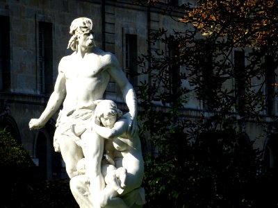 Sculpture La défense du foyer, 7ème arr., Paris 
