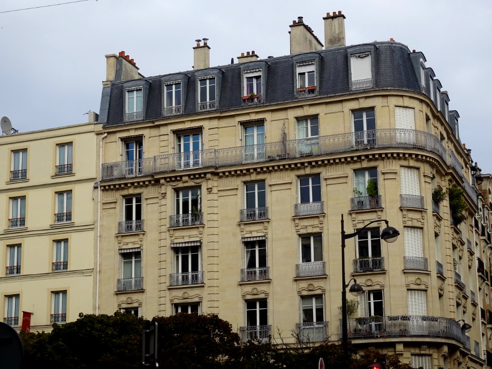 Immeuble à l'angle de la rue Blomet et de la Place du Géné… 