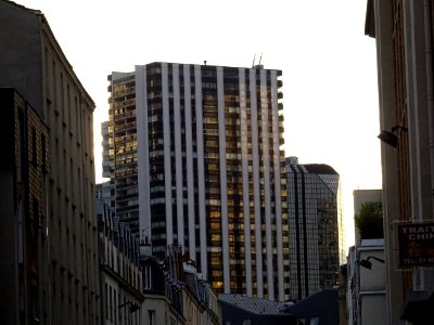 Immeubles dans la lumière du soir, au bout de la rue Viala… 