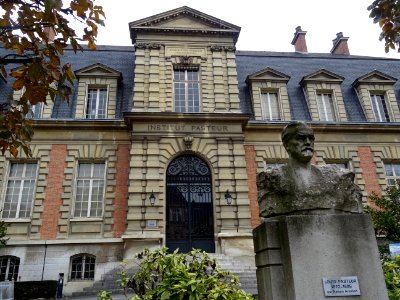 Façade du Musée Pasteur et statue de Louis Pasteur 1822-18… 