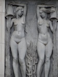Bas-relief, au siège de la Fédération française de footbal… 