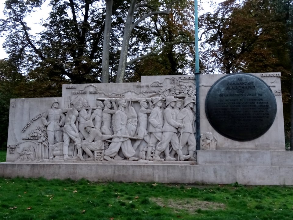 Monument à la mission Marchand, plaque de bronze et sculpt… 