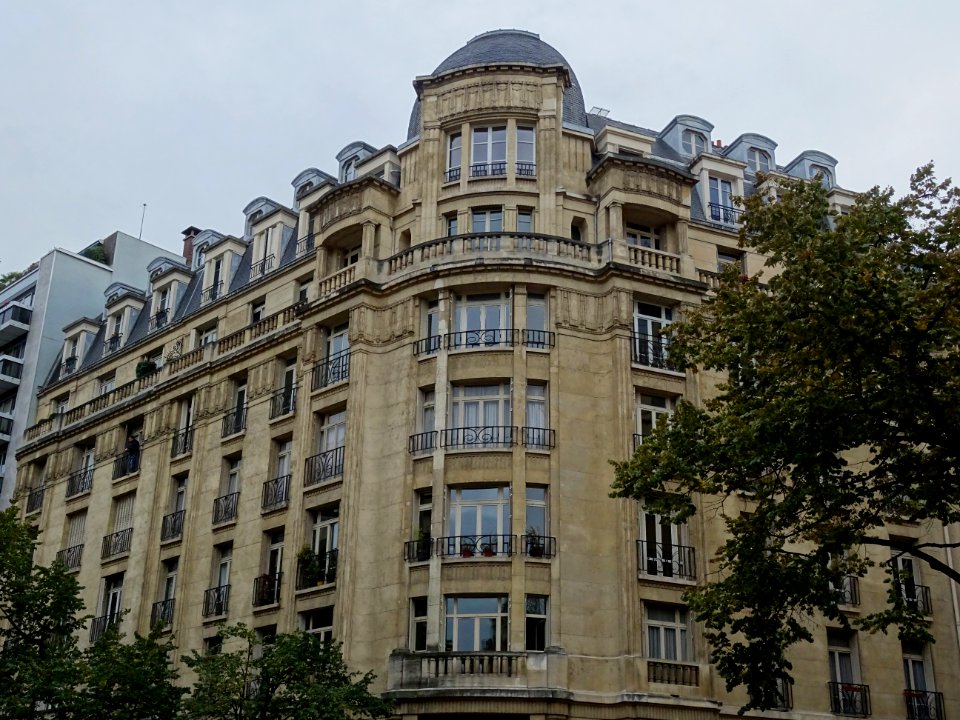Immeuble à l'angle de la rue de Dupleix et l'avenue de Suf… 