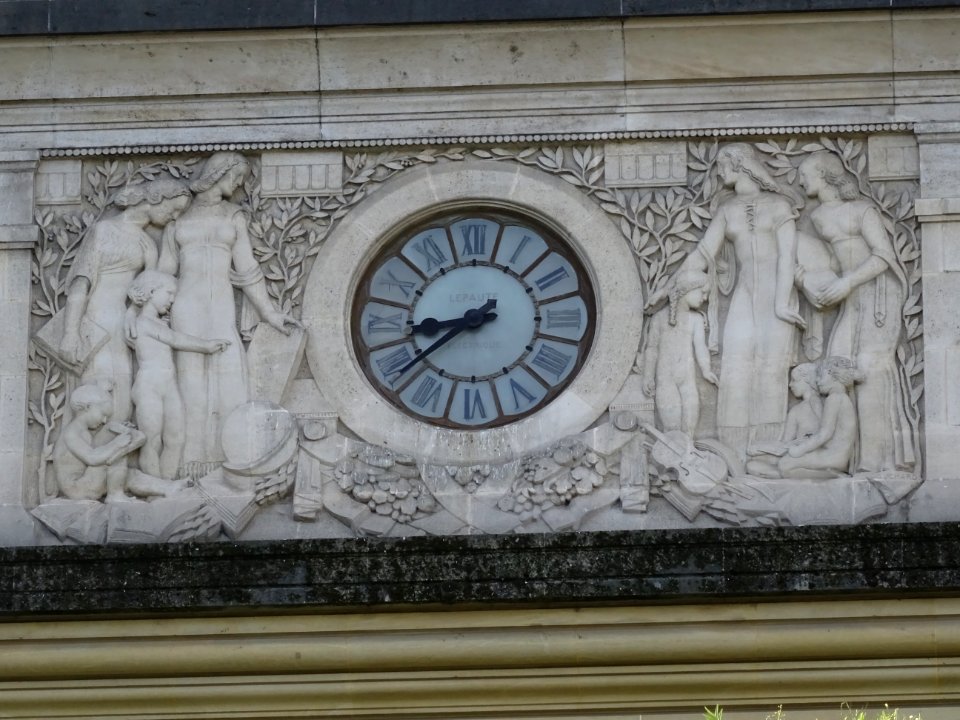 Bas-relief et horloge, Lycée Jean-de-La-Fontaine, 1 place … 