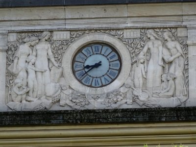 Bas-relief et horloge, Lycée Jean-de-La-Fontaine, 1 place … 