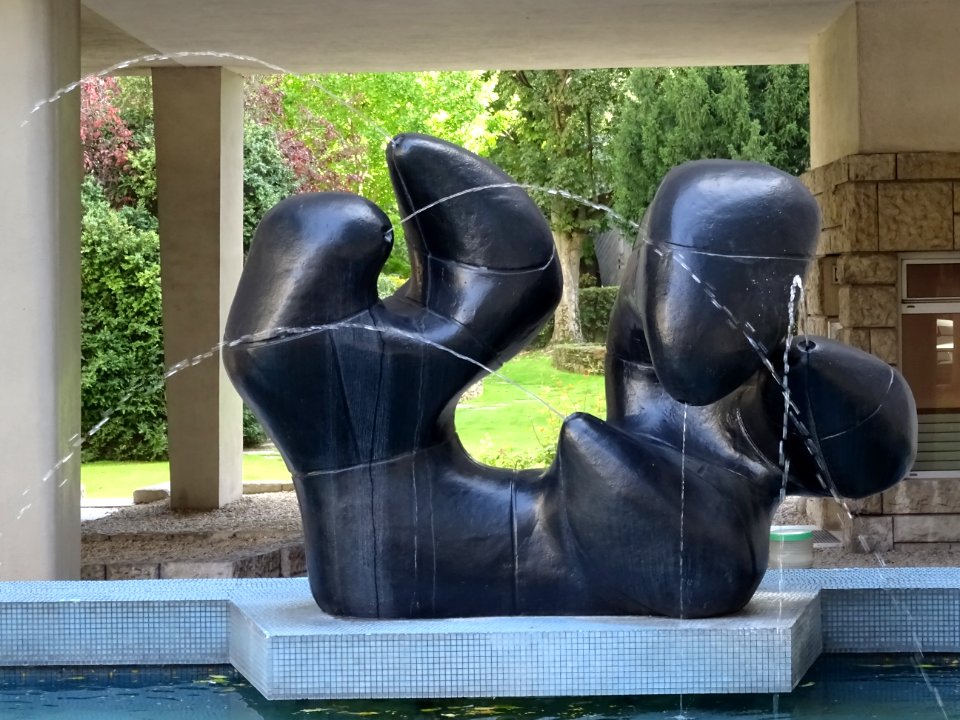 Sculpture fontaine: Forme Noire de 1953. Sculpteurs: Pie… 