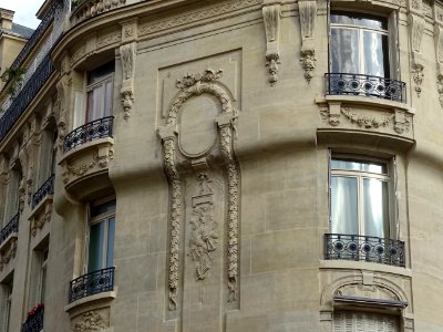 Détail de la façade, immeuble à l'angle de la rue du Génér… 