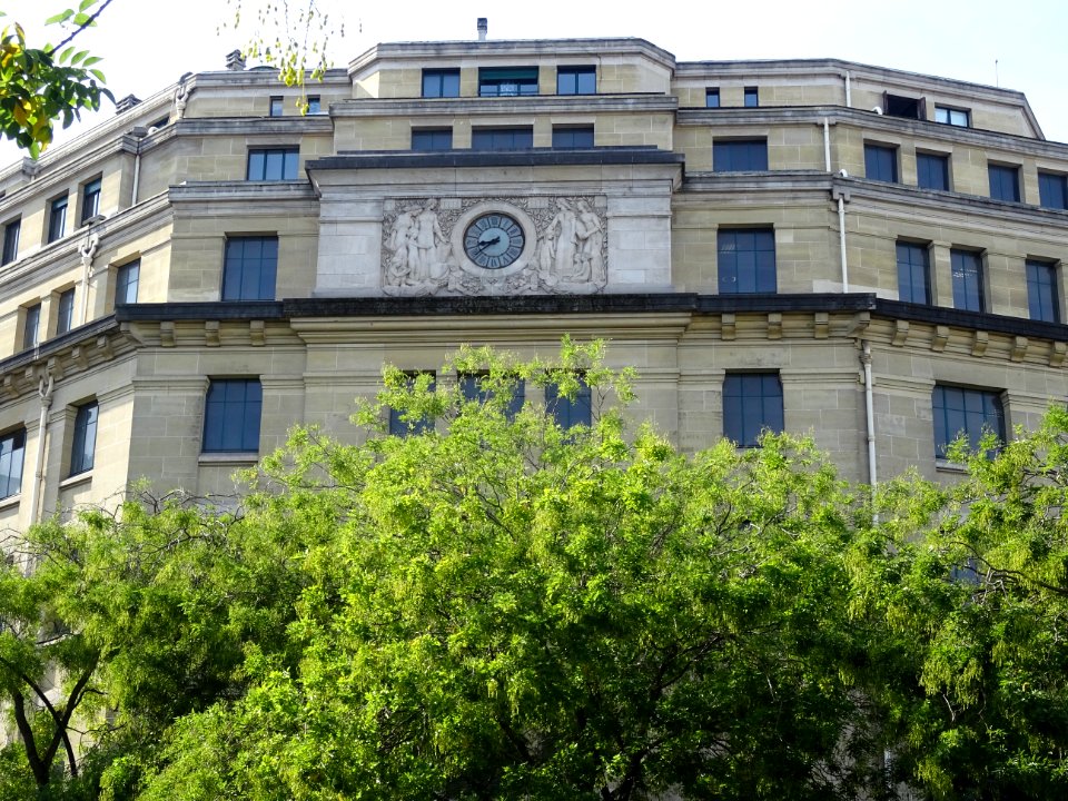 Bas-relief et horloge, Lycée Jean-de-La-Fontaine, 1 place … 