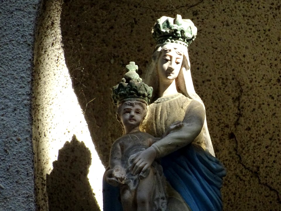 Détail d'une statuette de la Vierge et de l'enfant, tout a… 