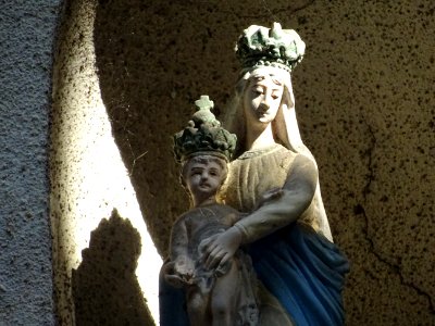 Détail d'une statuette de la Vierge et de l'enfant, tout a… 