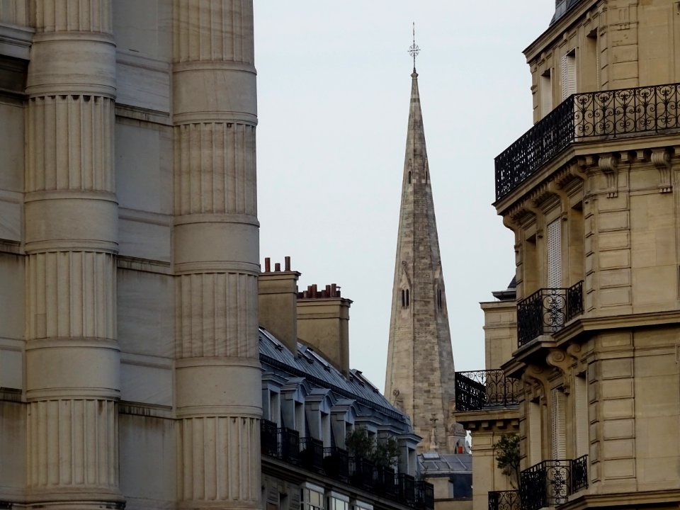 Derrière les colonnes du musée Galleria, la flêche de la c… 