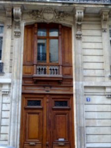 Une belle porte d'immeuble ! 