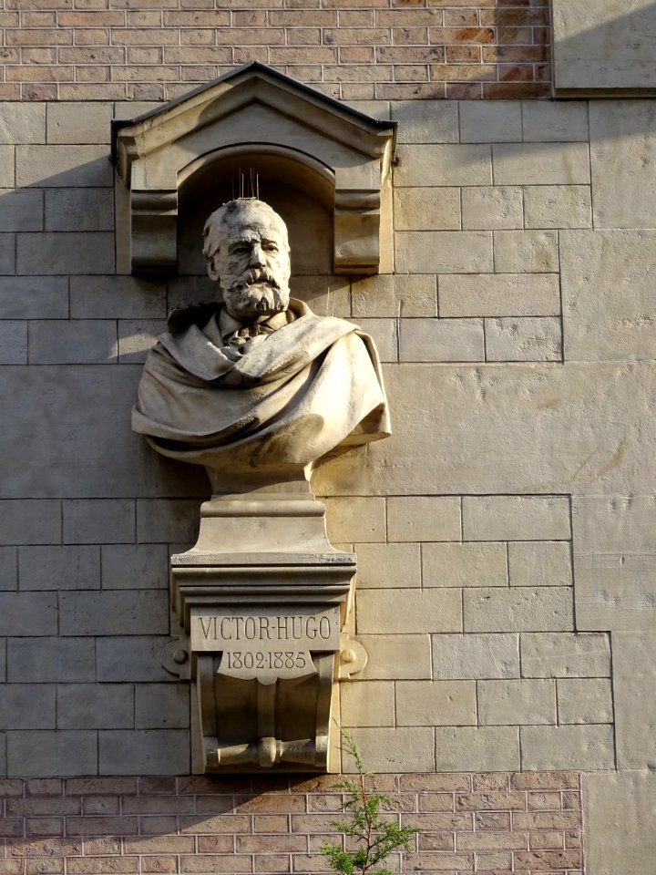 Buste de Victor Hugo 1802-1885 sur la façade du lycée Jans… 