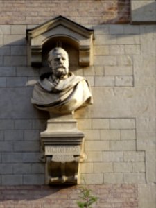 Buste de Victor Hugo 1802-1885 sur la façade du lycée Jans… 