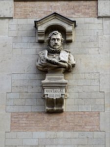 Buste de Montaigne 1533-1592 sur la façade du lycée Janson… 