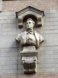 Buste de Lamartine 1790-1869 sur la façade du lycée Janson… 