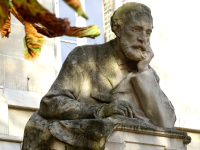 Monument à Eugène Manuel par Gustave Michel devant le ly… 