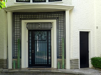 Porte au 1 rue Mallet-Stevens, 16e arr., Paris. Notez les … 
