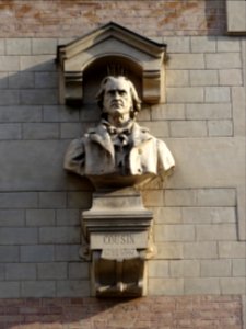 Buste de Cousin 1792-1867 sur la façade du lycée Janson de… 