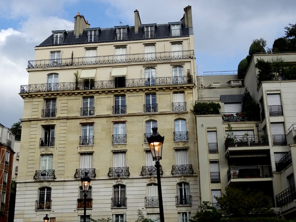 Un bel immeuble de la rue Singer, vu depuis la rue des Vig… 